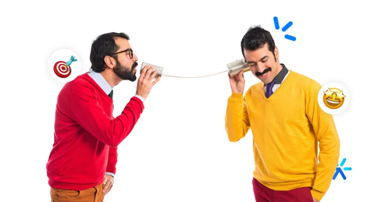 Duas pessoas conversando em um brinquedo de telefone.
