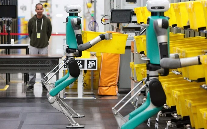 Foto mostrando os robôs humanoides da Amazon